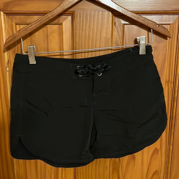 Patagonia Womens Wavefarer Board Shorts Size 2 Black Style 76597 Zip Pocket - Picture 1 of 9